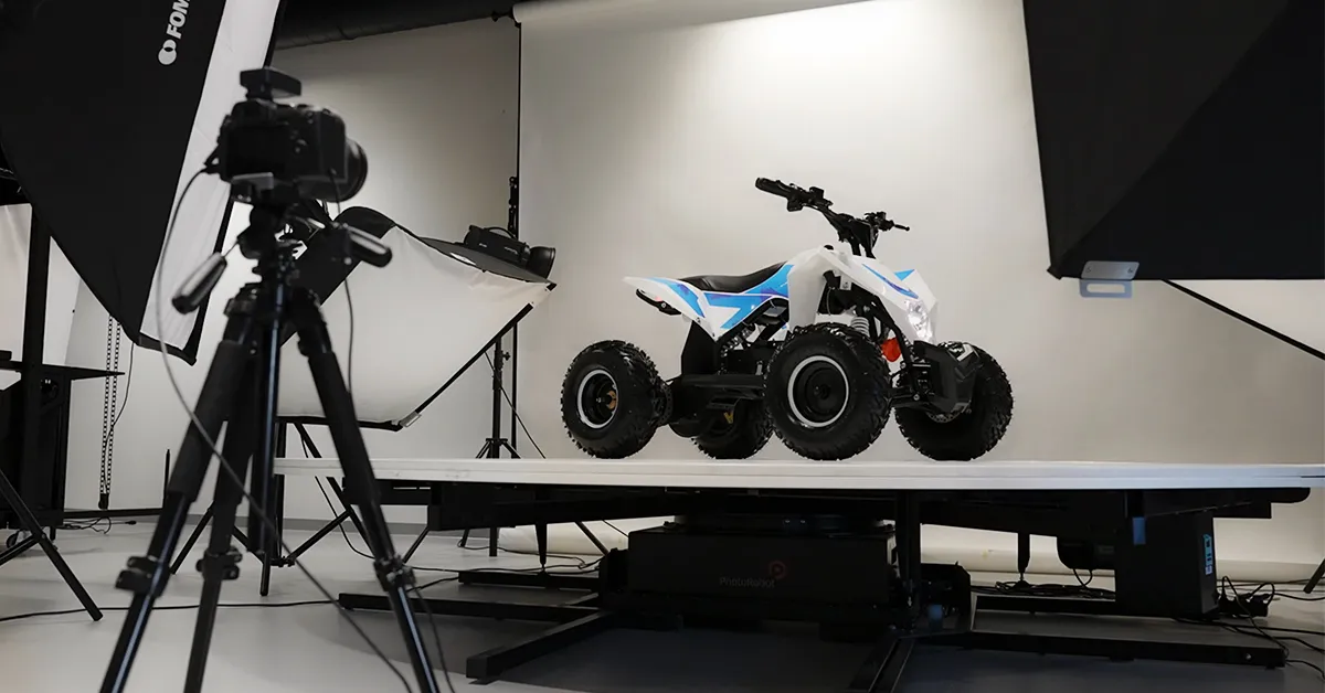 צייד חללים עם פטיפונים PhotoRobot גדולים יותר כדי ללכוד 360 סיבובים של מוצרים כמו טרקטורונים, אופנועים, מכוניות ומכונות.