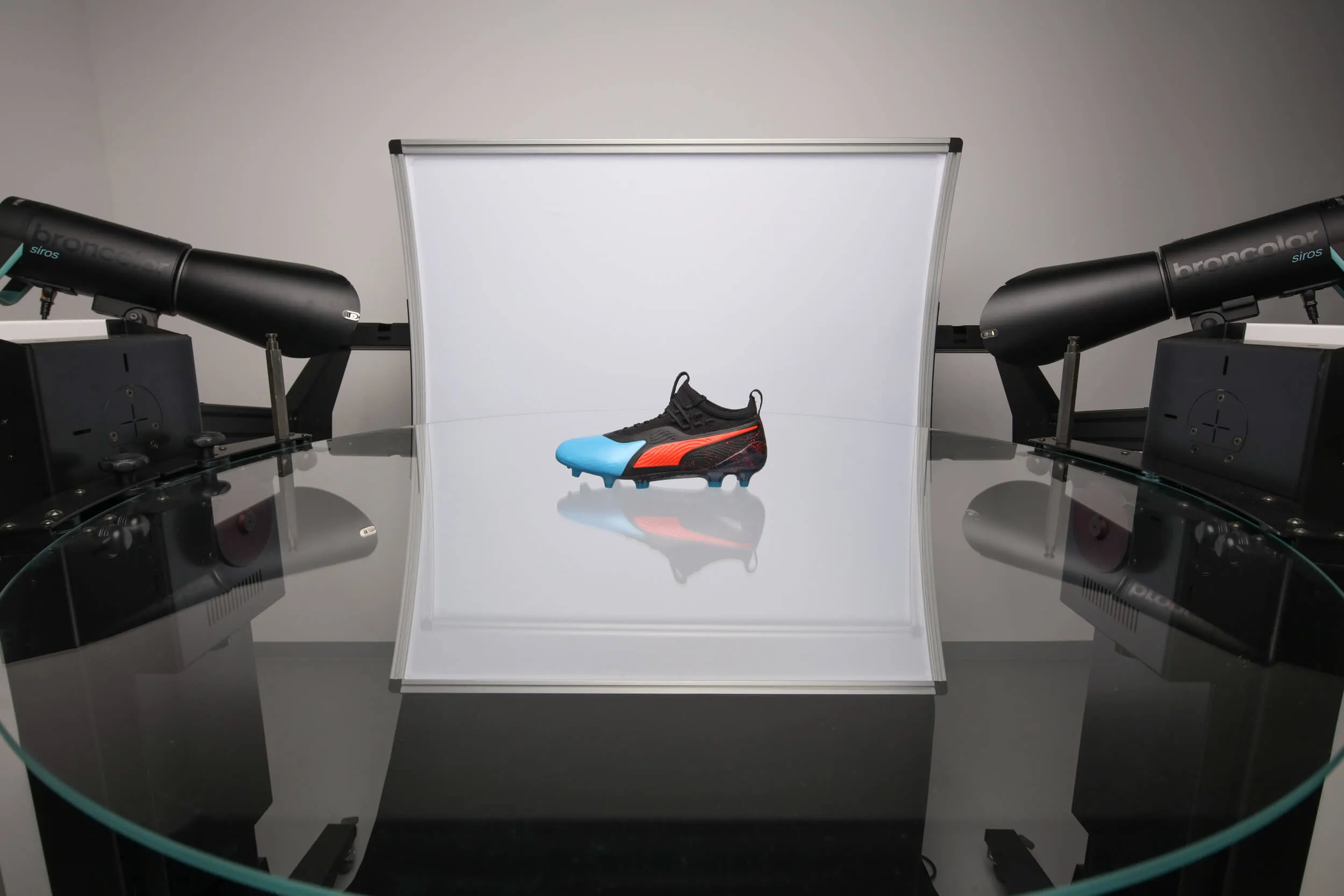 PhotoRobot 360 draaitafels met 'n optiese glasplaat en wit diffusie agtergrond versnel fotogrammetrie 3D-modellering.
