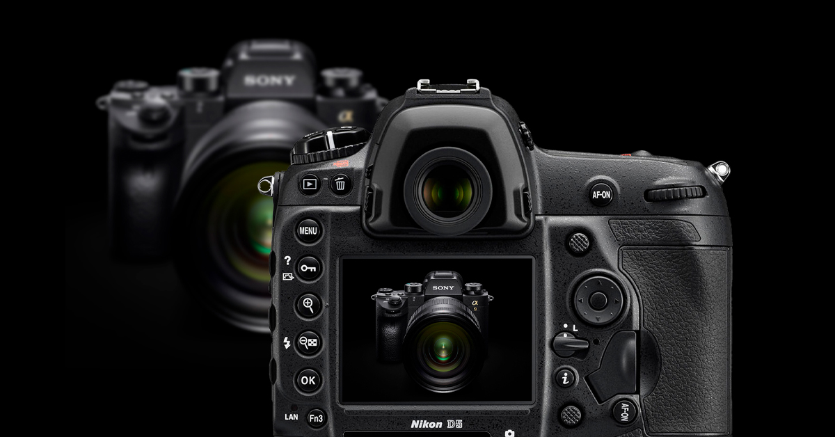 Hai camera đối diện nhau, một camera phóng to vào camera còn lại.