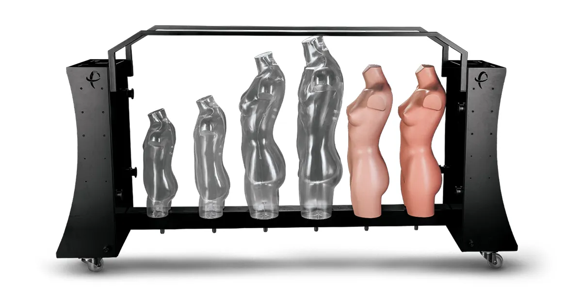 Conjunto de maniquíes de diferentes tamaños, formas y géneros.