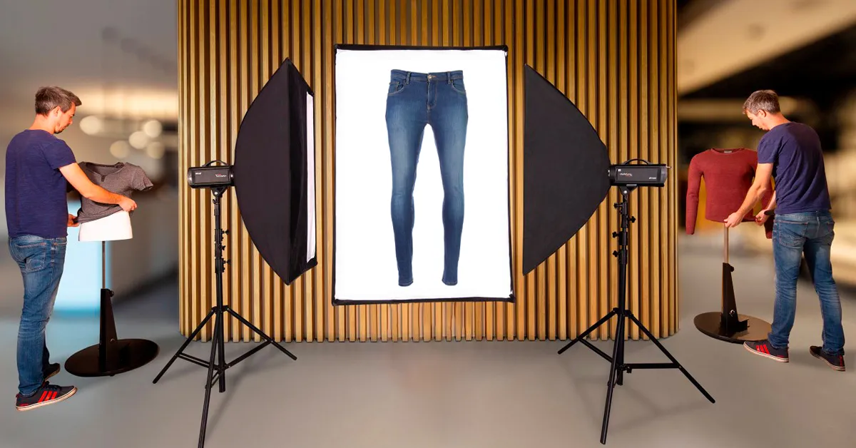 Studio-Setup mit Lichtern, Produkt und Fotograf.