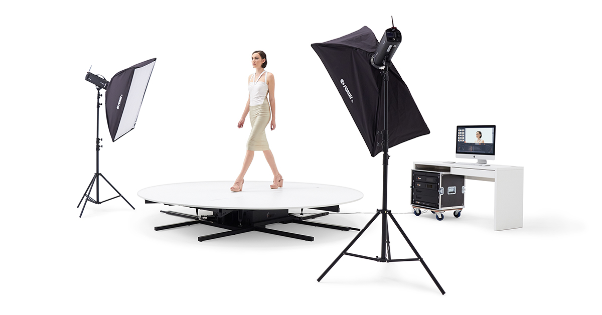 Studioinstallation med catwalk, modell, lampor och dator.