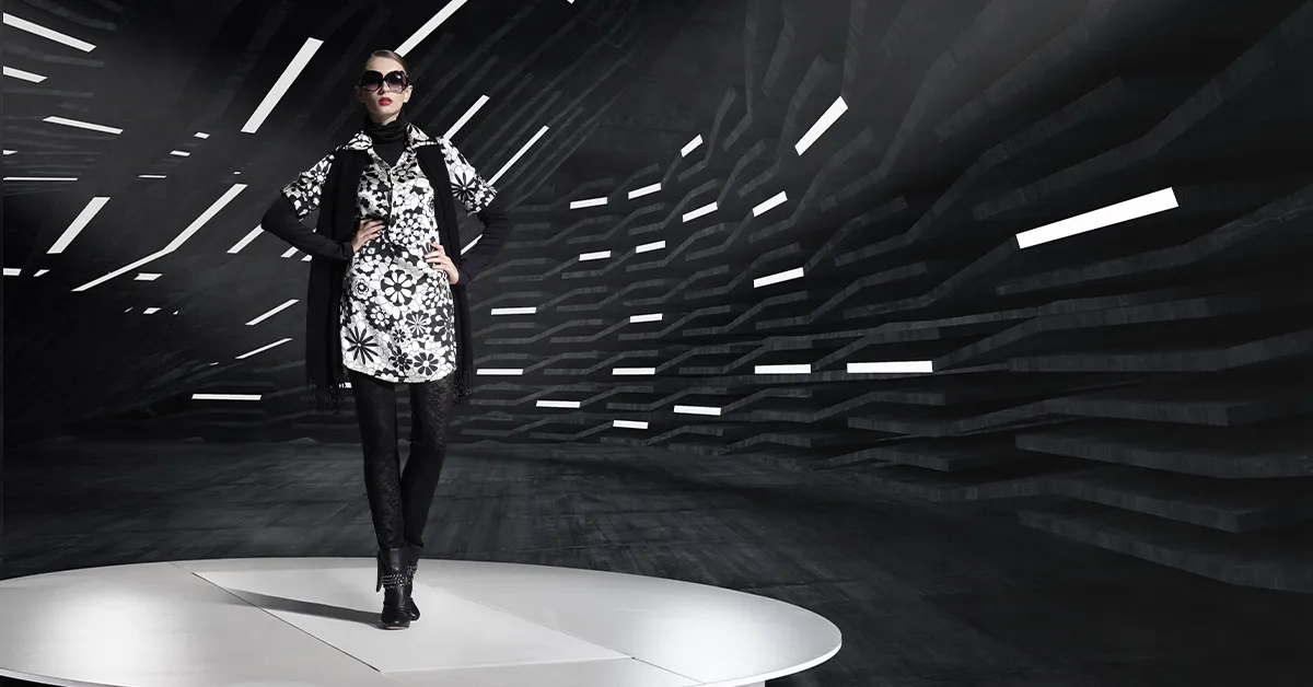 Professionellt foto av modell med futuristisk bakgrund.