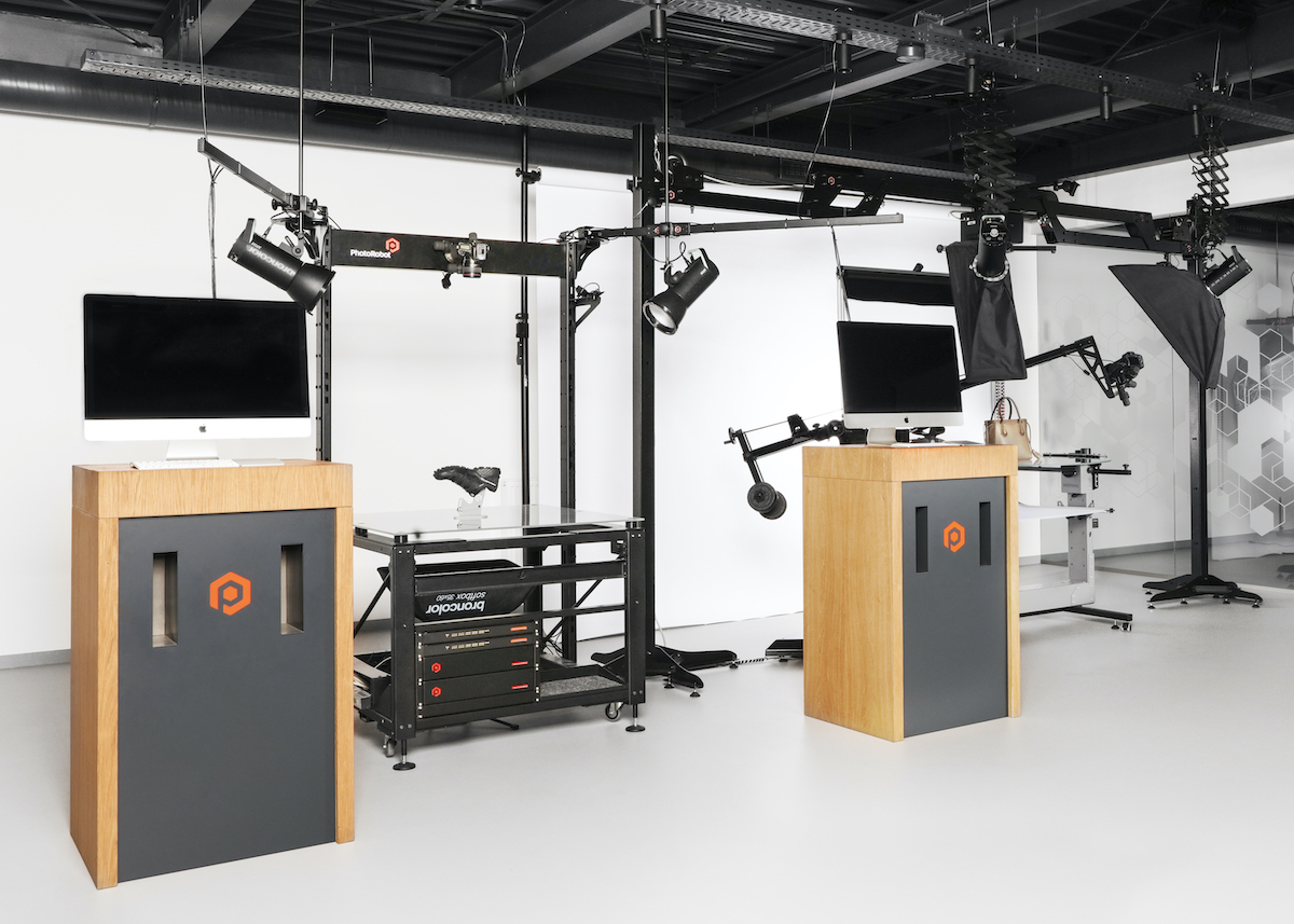 PhotoRobot palaiko vienos ar kelių mašinų modulius fotostudijoje.