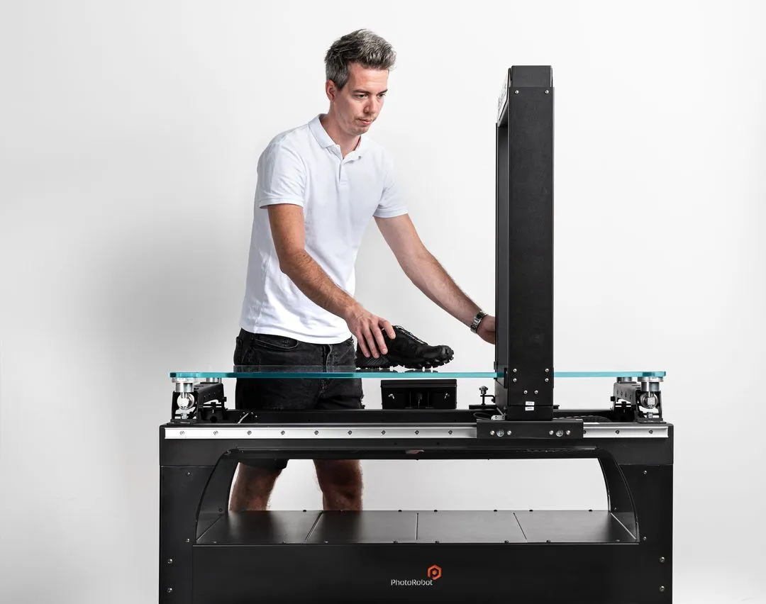 "CubiScan" matmenų nustatymo sistemos sveria ir matuoja inventorių rūšiavimui pagal fotografijos reikalavimus.
