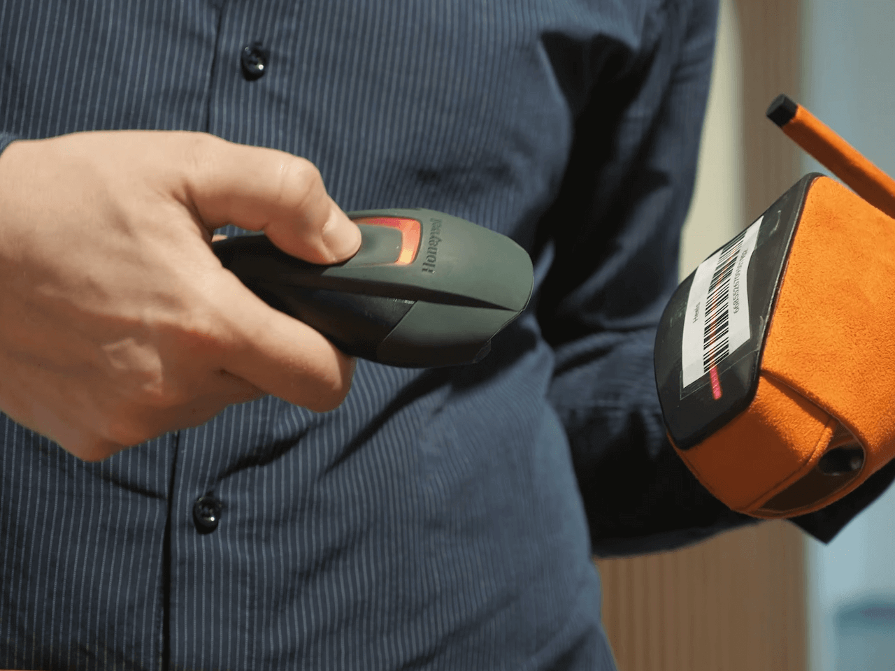 Die Software ermöglicht das Scannen von Barcodes, um den Bestand zu validieren, Produkte zu identifizieren und Artikel automatisch zu erhalten.
