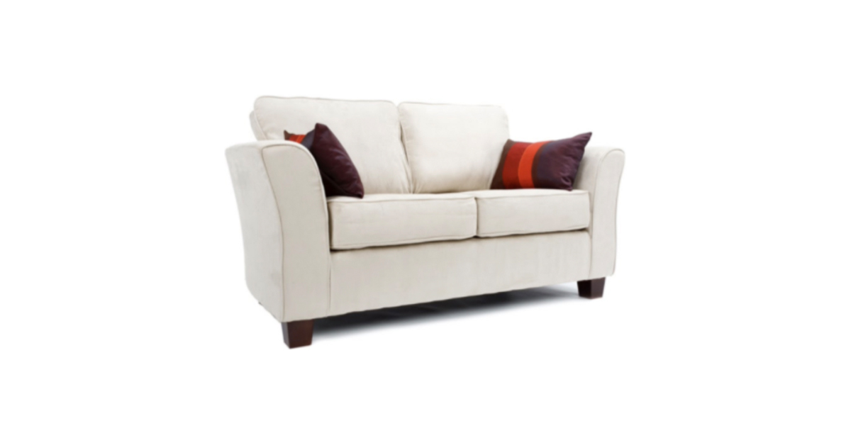 Foto af lys sofa med puder.