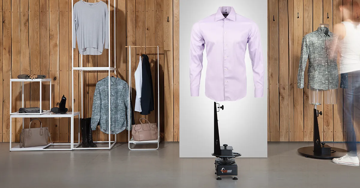 Instalación de maniquí con camisa y ropa de fondo.