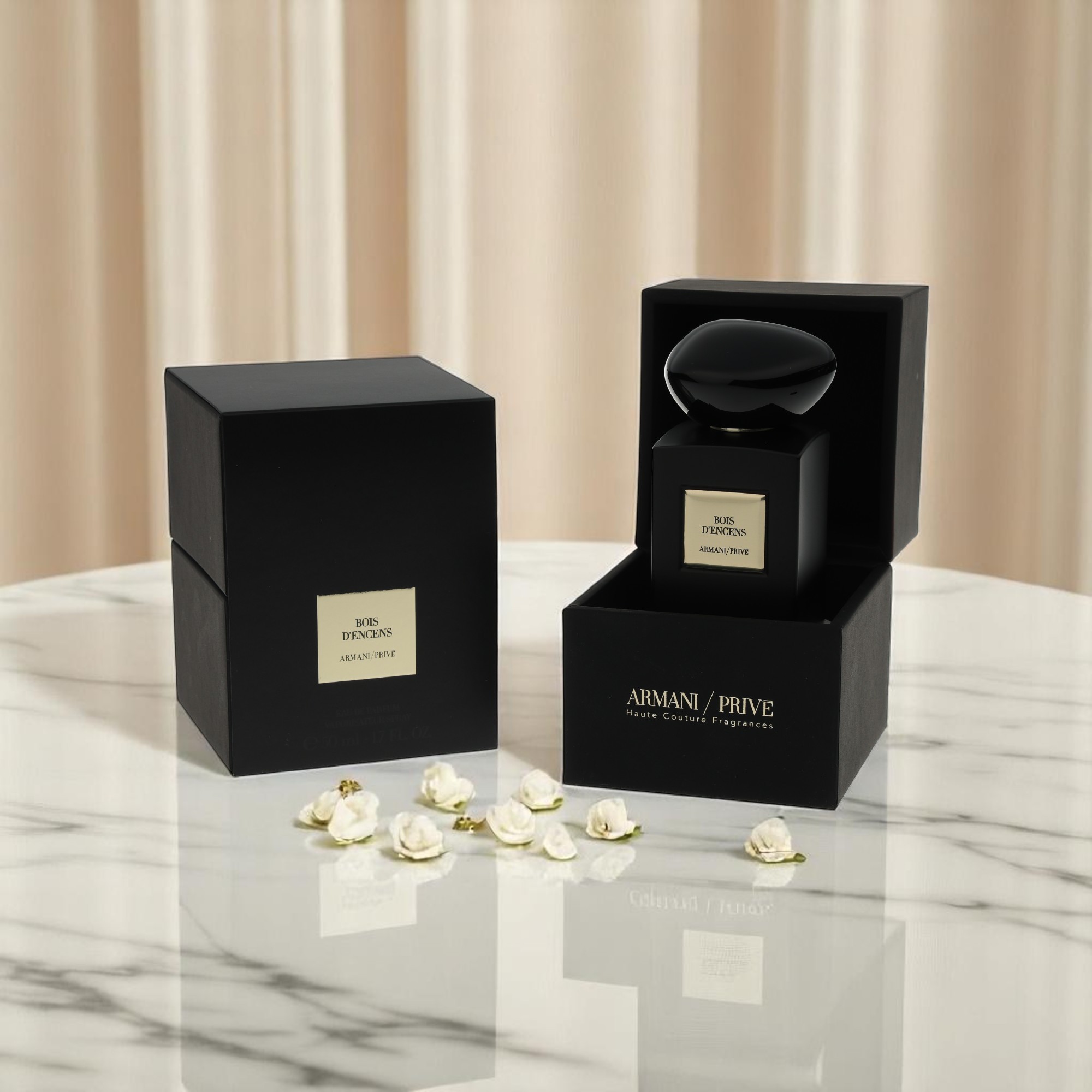 Et pakkebillede af Armani / Prive-parfume og dens pakke vises på et hvidt marmorbord med blomster.