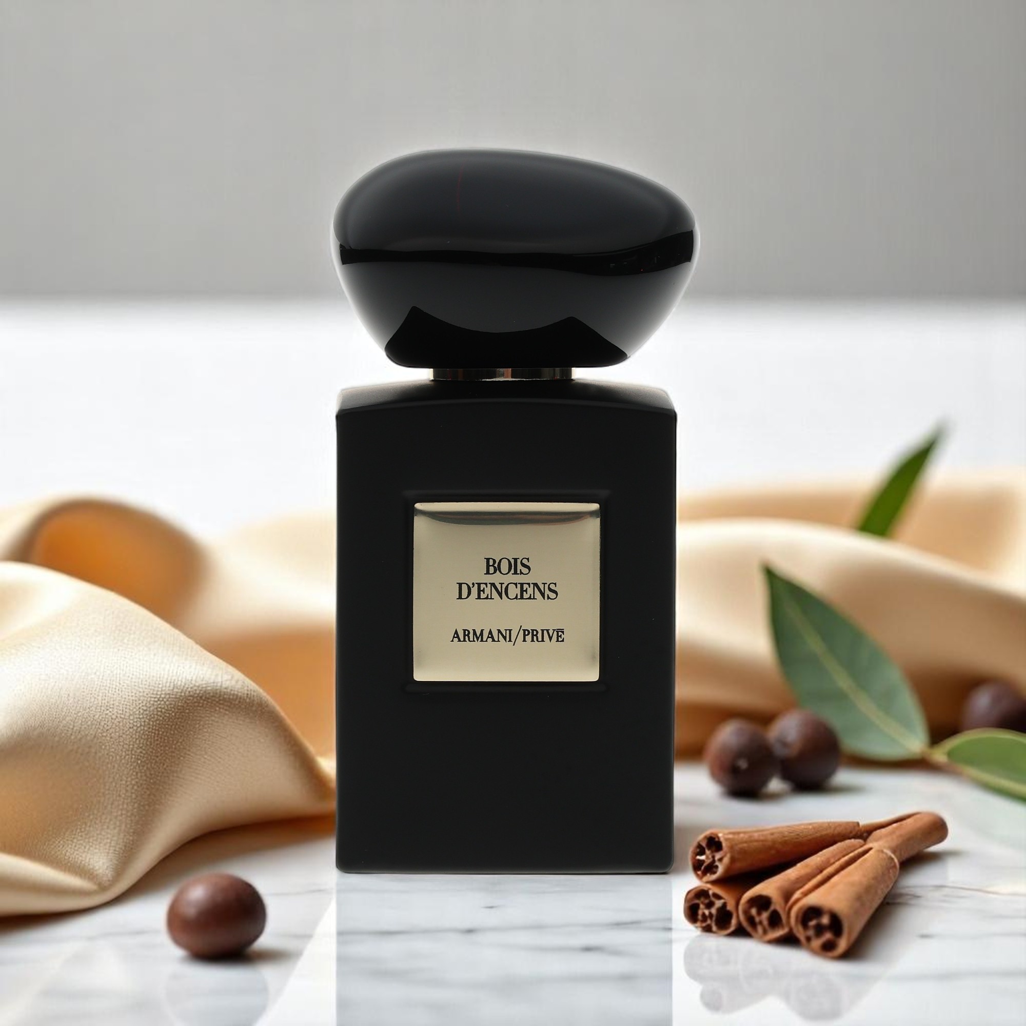 Bois D'Encens af Armani/Prive optræder med duftingredienser i baggrunden og forgrunden.