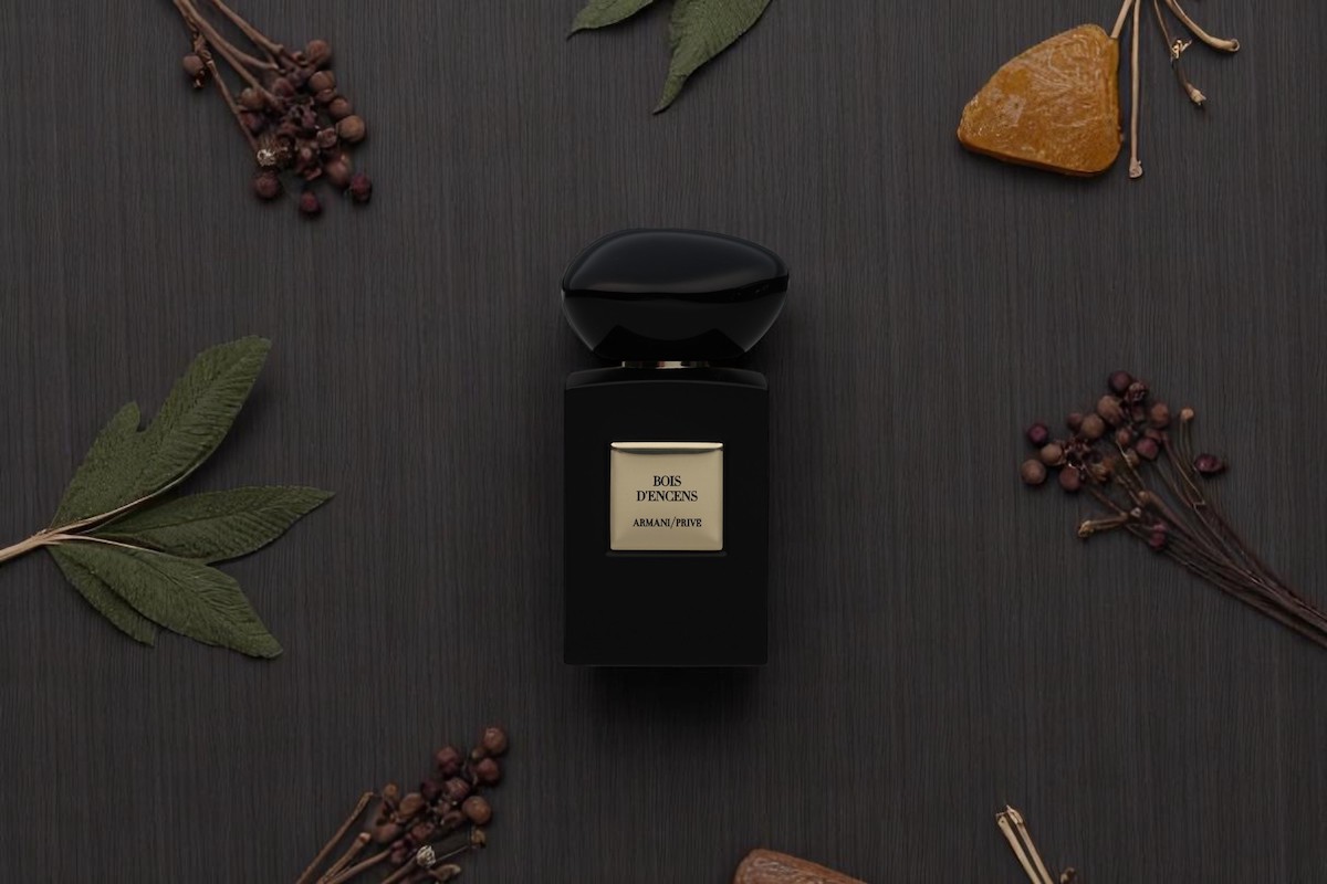 Naturlige træfarver og parfumeingredienser beriger produktets baggrund og matcher produktet.