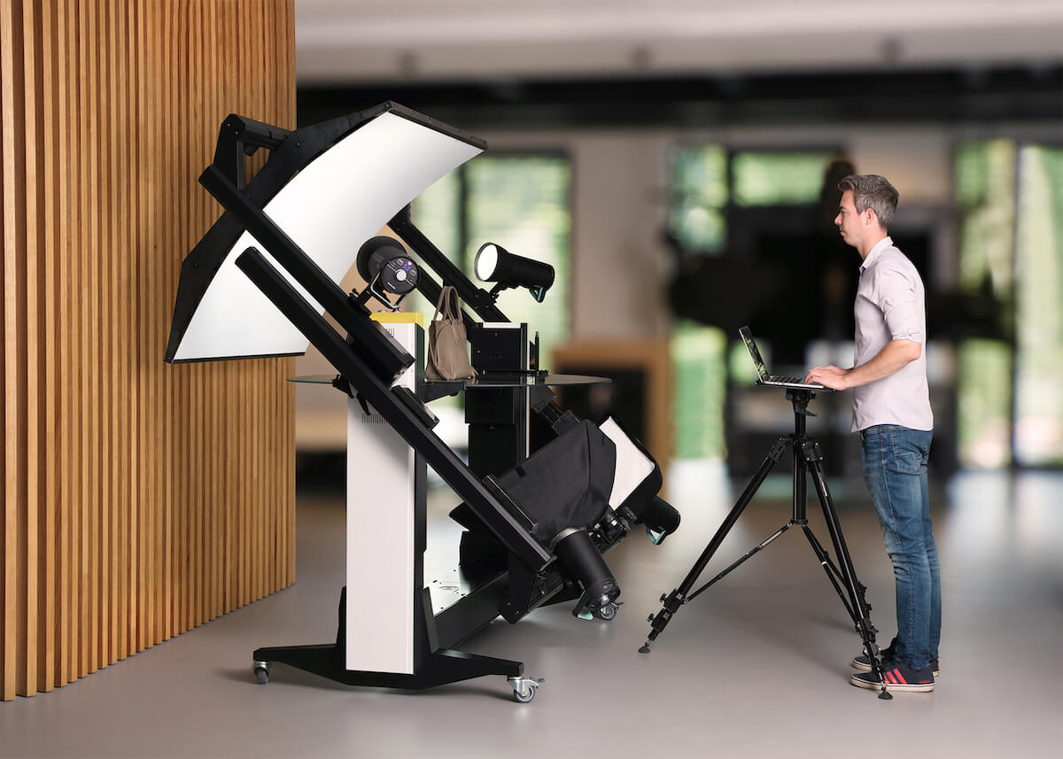 Studiofotografen använder skivspelaren Frame för att fånga produkten.